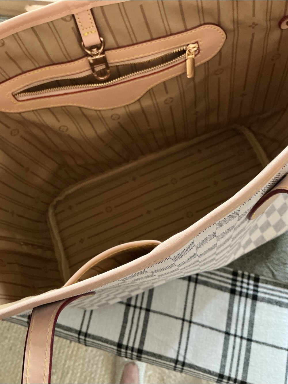 Designer-Inspired NWOT Cream Checkered Large Tote Bag with Tan Trim - Picture 5 of 6